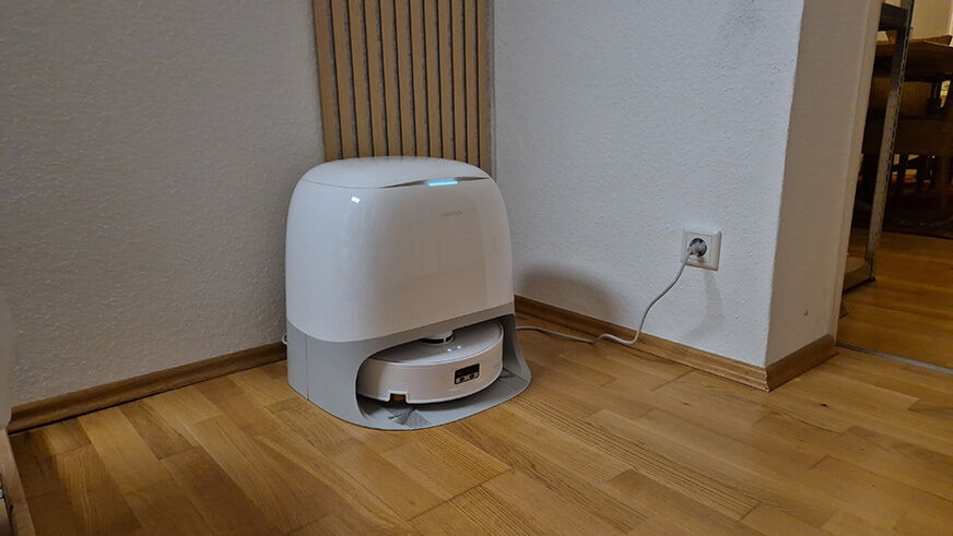 Roborock Qrevo Curv 2 Pro fährt flach unter ein niedriges Sofa